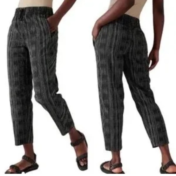 Athleta Pants - Athleta Arrival Crop Striped Balloon pants Size 8 Zipper Pockets